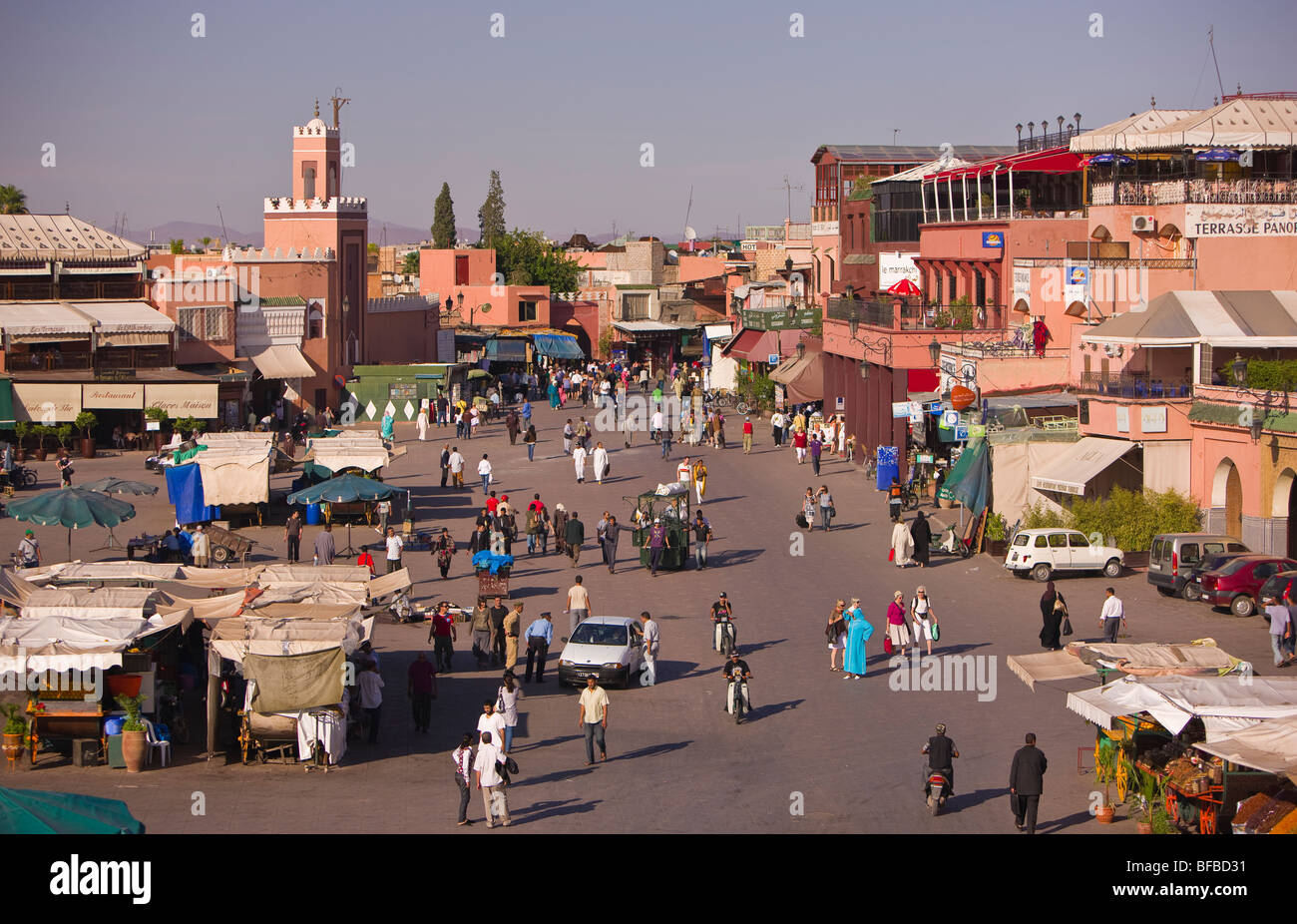 Marrakech, Marocco - Persone a Djemaa el Fna piazza principale nella medina. Foto Stock