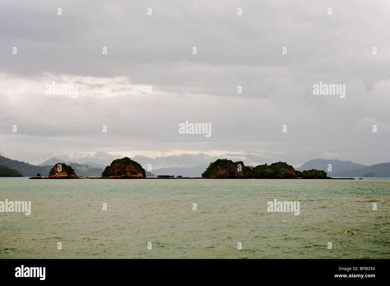 Tre isole al largo della costa di Tanjung Rhu a Langkawi, Malesia. Foto di Gordon Scammell Foto Stock