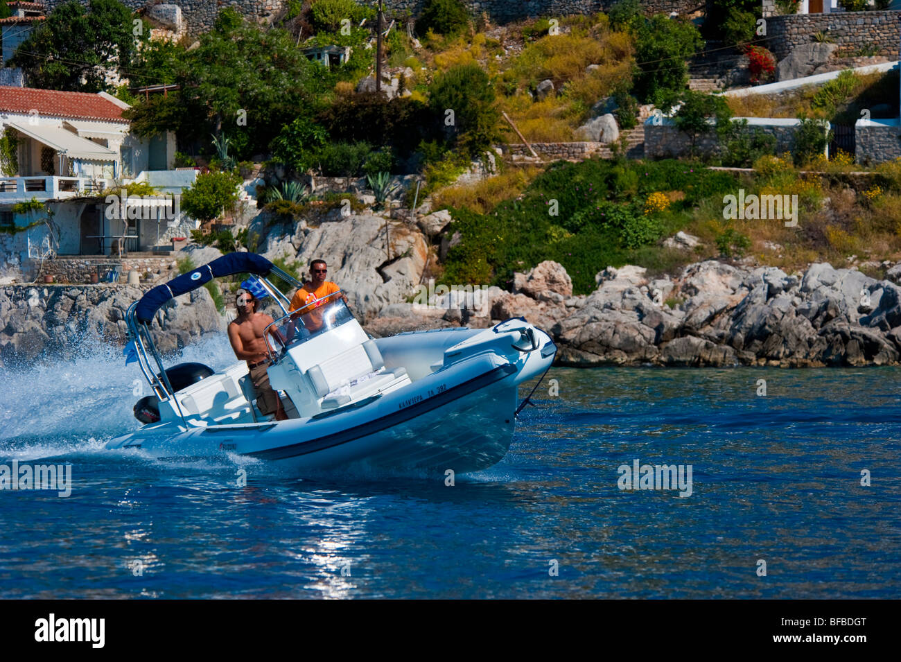 Barca gonfiabile nella parte anteriore del case in corrispondenza della costa del Hydra Island, Greeece Foto Stock