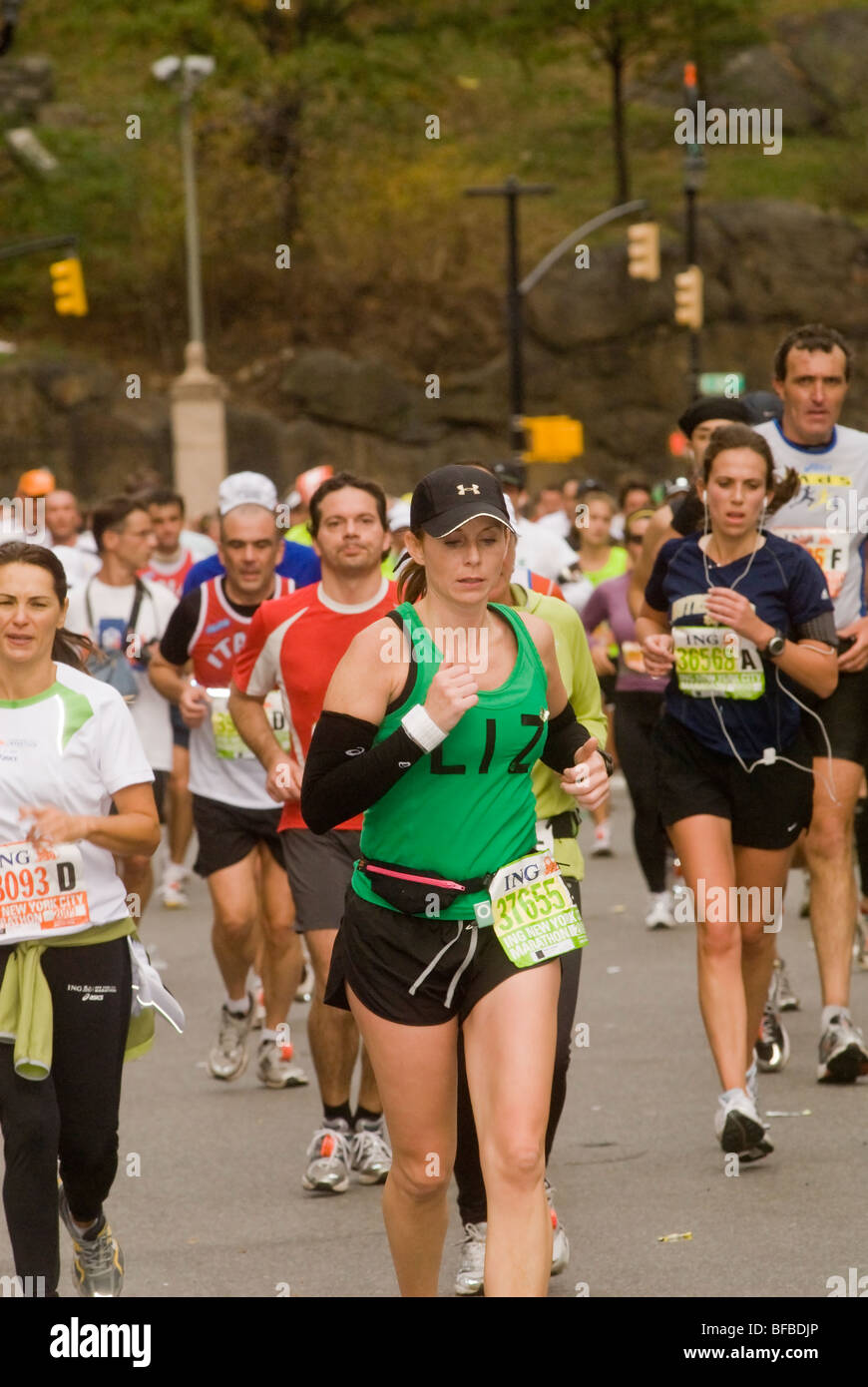 I corridori passano attraverso Harlem al 22 mile marker vicino a Mount Morris Park nel trentanovesimo annuale di ING New York City Marathon Foto Stock