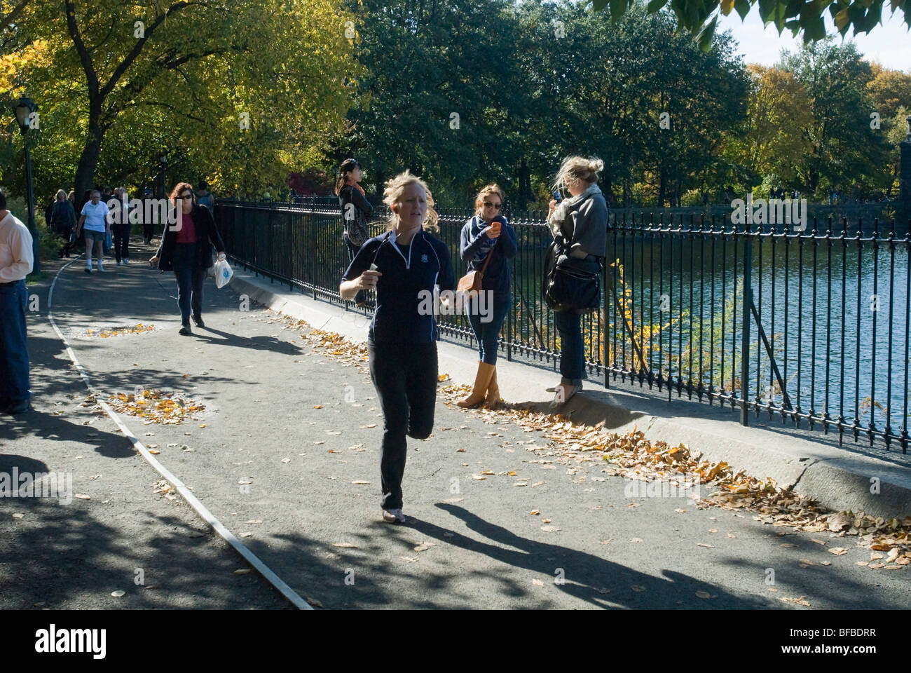 Per gli amanti del jogging condividere il percorso attorno al serbatoio a Central Park domenica 25 ottobre, 2009. (© Richard B. Levine) Foto Stock