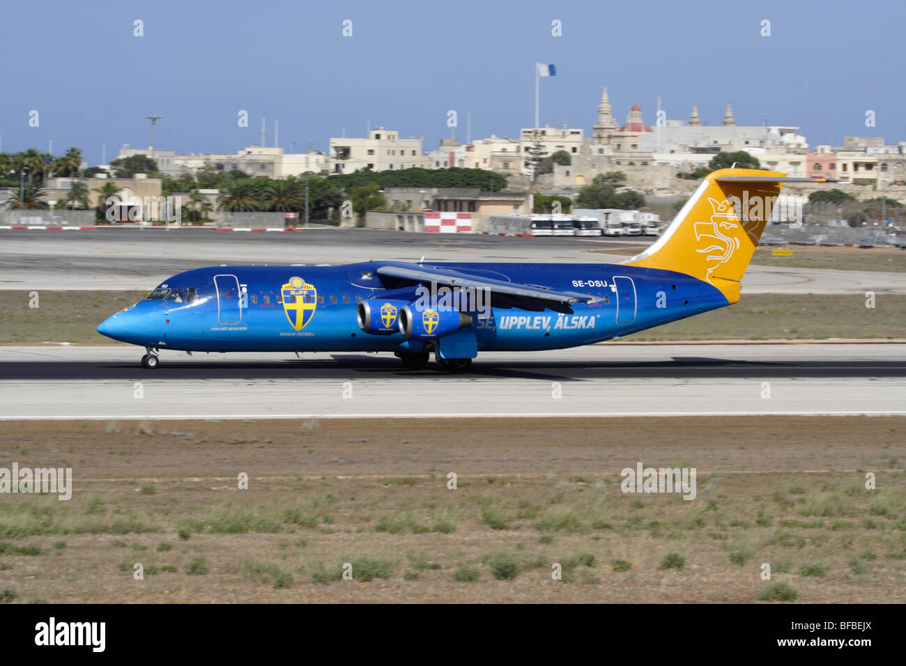 Malmo Aviation Avro RJ100 in colori speciali in partenza da Malta Foto Stock