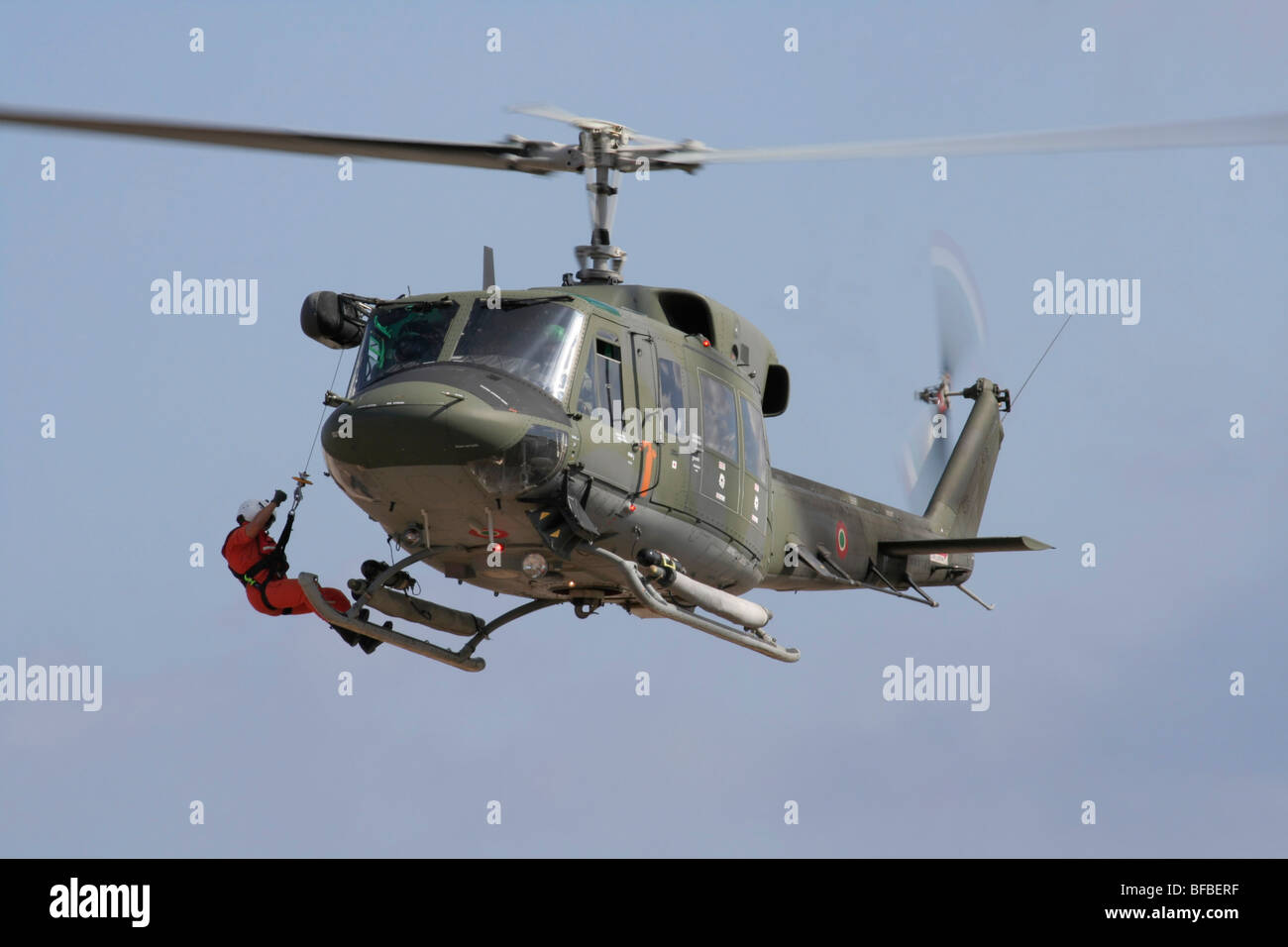 L'elicottero AB212 dell'Aeronautica militare Italiana si sta sorvolando ed eseguendo una simulazione di salvataggio Foto Stock L'elicottero AB212 dell'Aeronautica militare Italiana si sta sorvolando ed eseguendo una simulazione di salvataggio Foto Stock