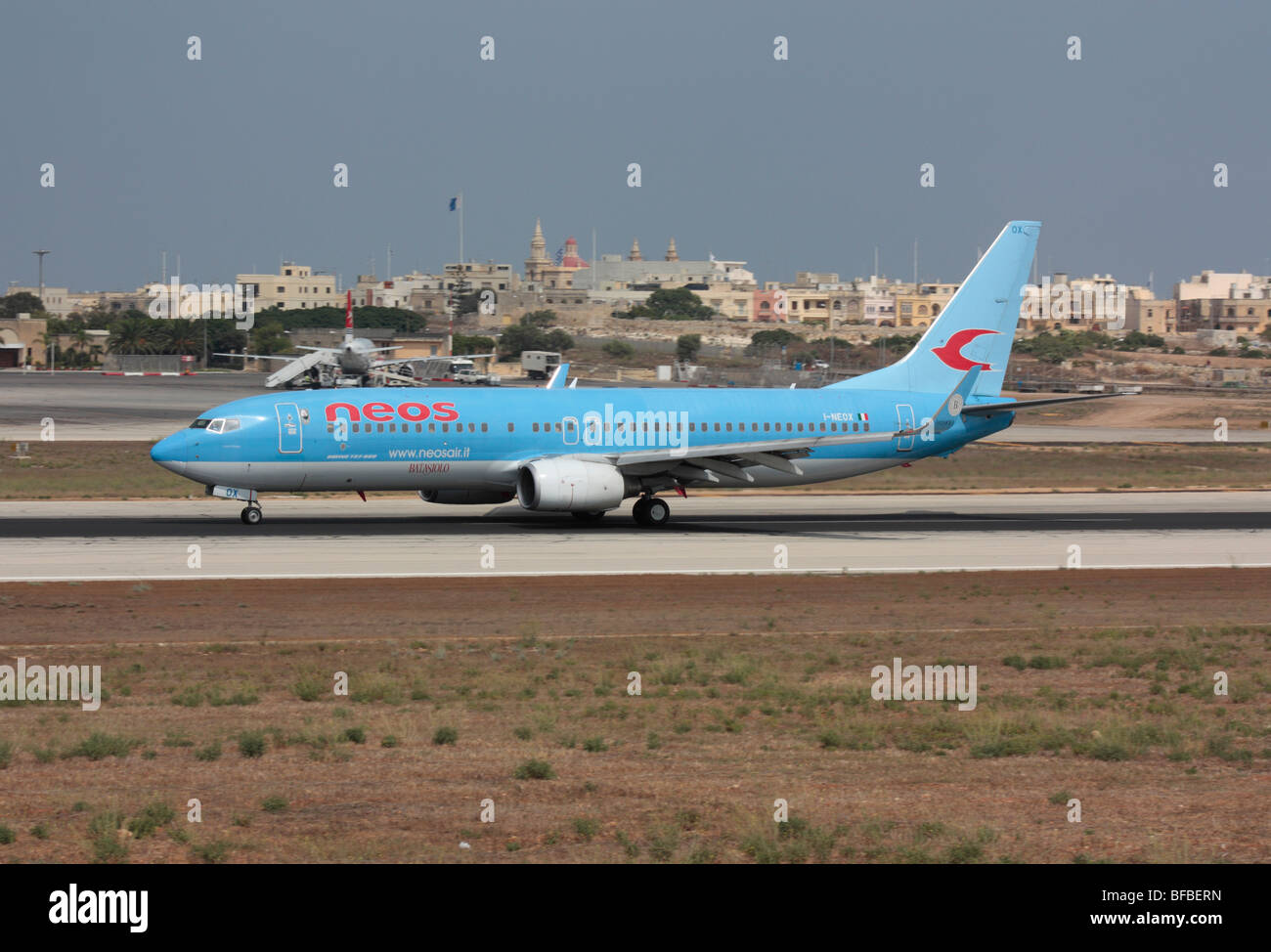Neos Boeing 737-800 in partenza da Malta Foto Stock