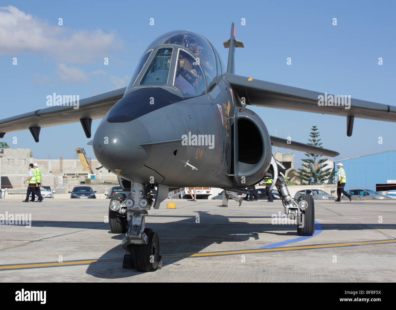 Francese Air Force Alpha Jet militari piano di formazione parcheggiato sul piazzale aeroporto Foto Stock