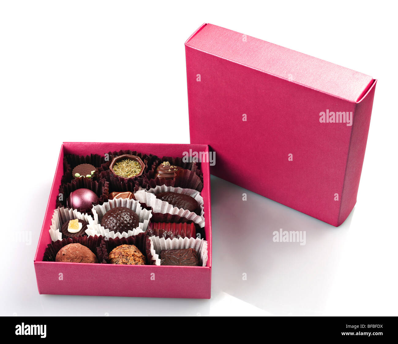 Il cioccolato il gruppo candy nella casella viola su bianco Foto Stock