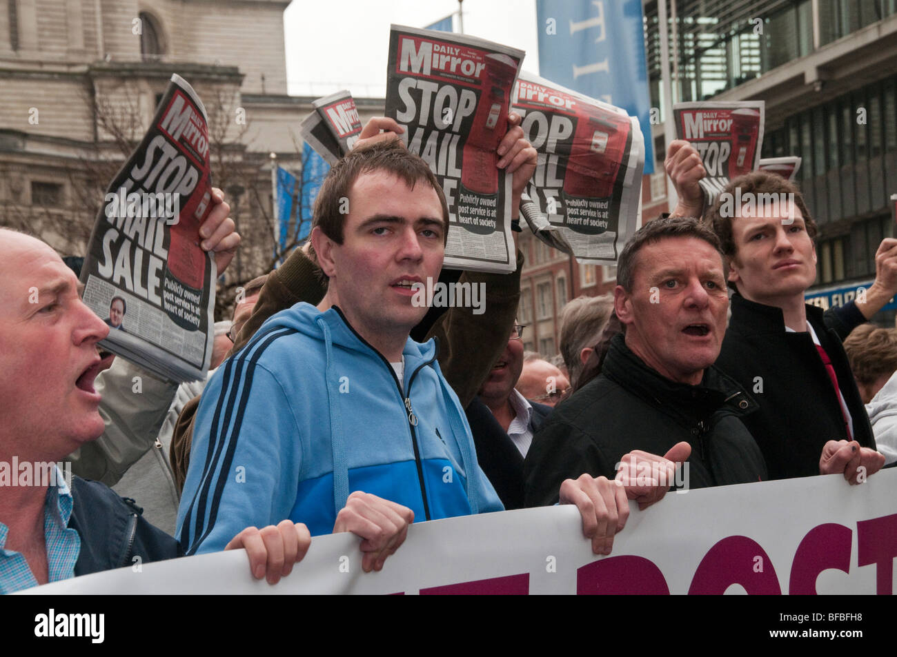 Ai lavoratori del settore postale dimostrare contro la parte-la privatizzazione della Royal Mail in Westminster, tenere su Daily Mirror Pagina anteriore Foto Stock