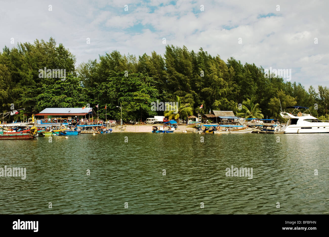 Un assortimento di imbarcazioni ormeggiate lungo la costa di Langkawi in Malaysia. Foto di Gordon Scammell Foto Stock