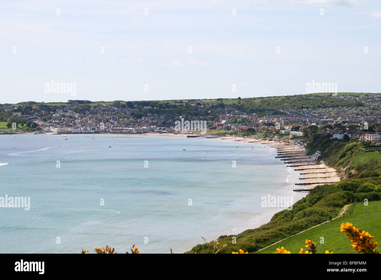 Vista della spiaggia di Swanage da chalk cliffs, Isle of Purbeck, lungo la costa del Dorset Foto Stock