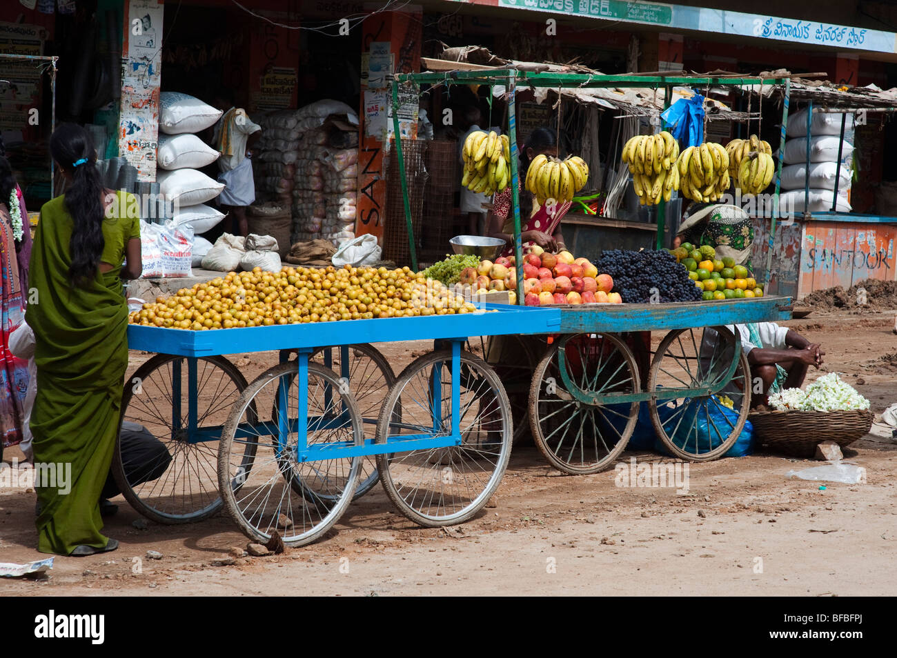 Carrelli per la vendita di frutta in una città indiana. Andhra Pradesh, Inda Foto Stock