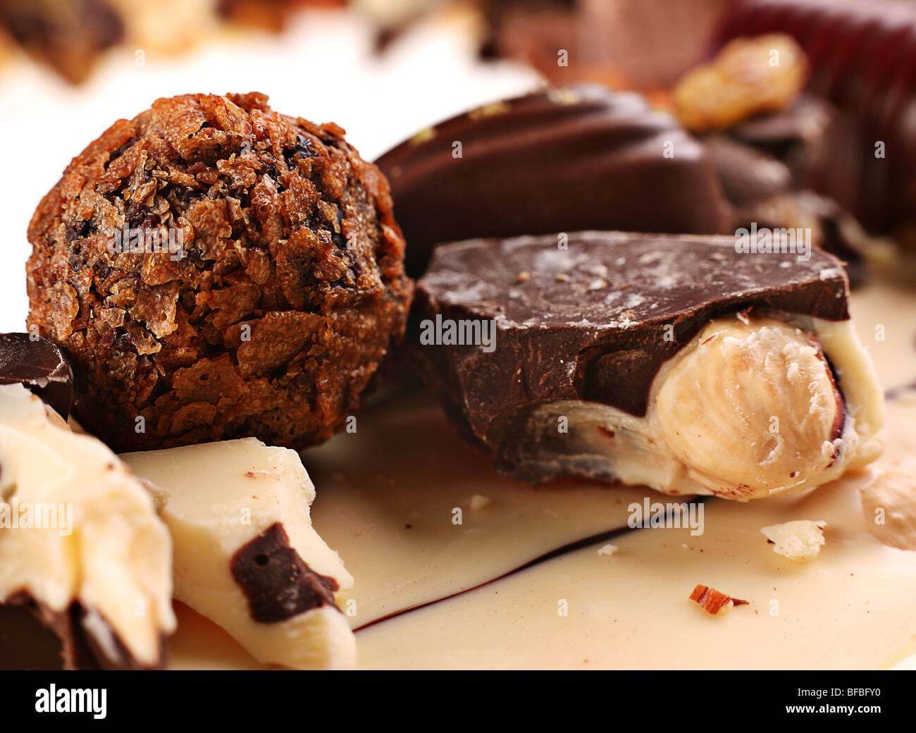 Scatola di cioccolatini di dettagli gruppo sfondo con dado Foto Stock