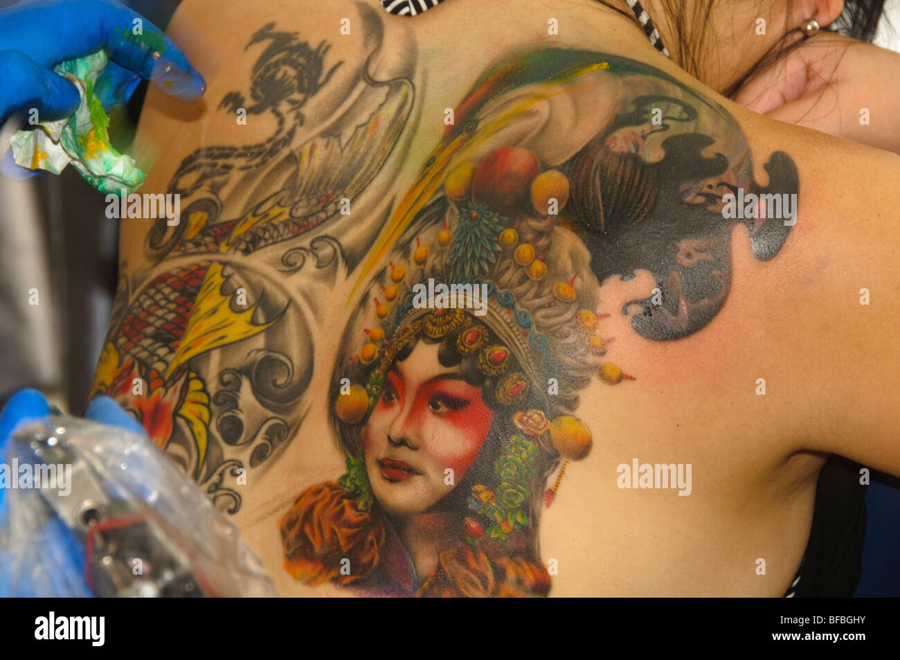 Tatuaggio artista al lavoro presso il Festival del tatuaggio a Bangkok in Tailandia Foto Stock
