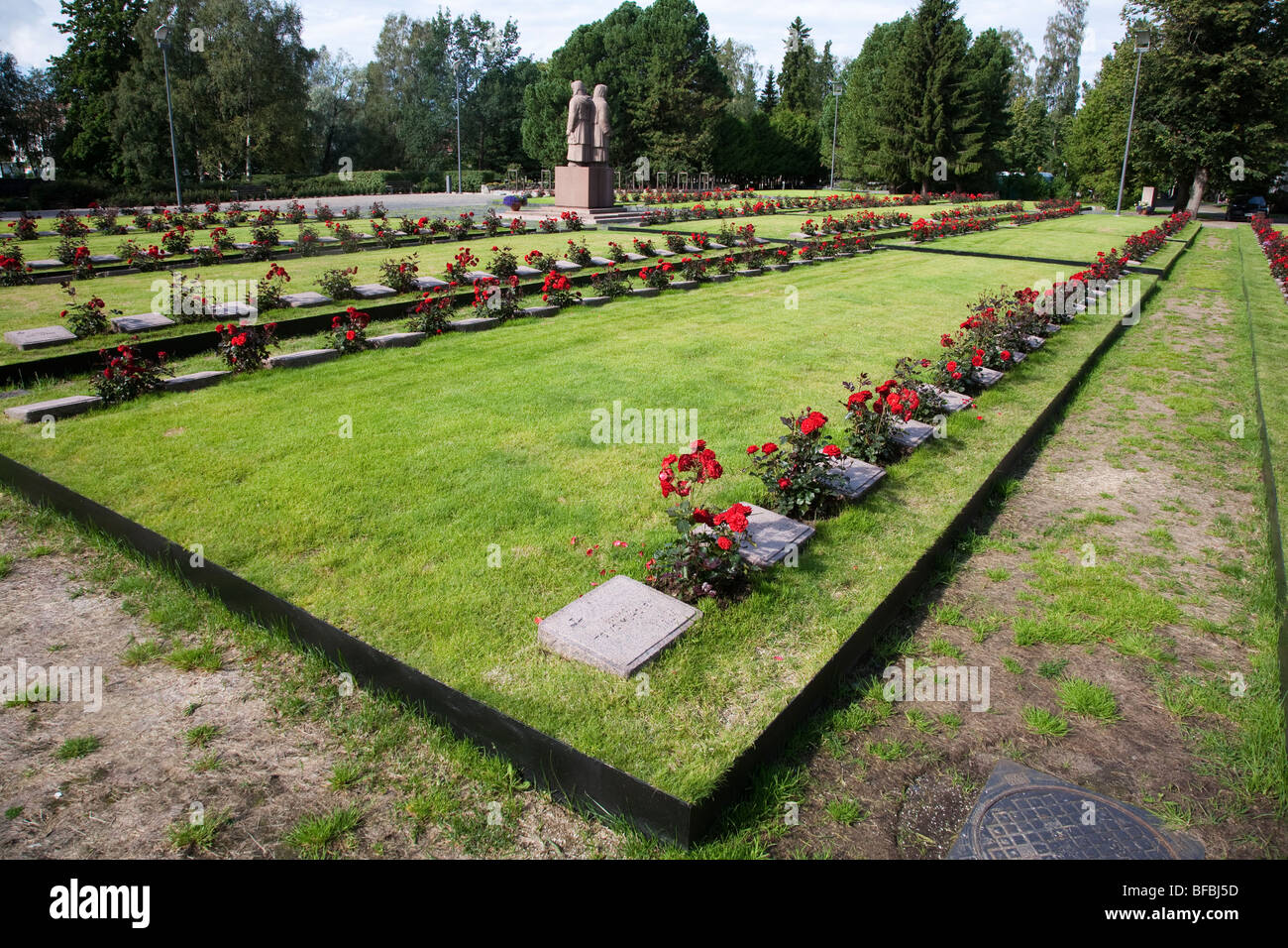 Tombe militari dell'inverno finlandese la guerra e la seconda guerra mondiale soldati , Oulu Intiön hautausmaa , Finlandia Foto Stock