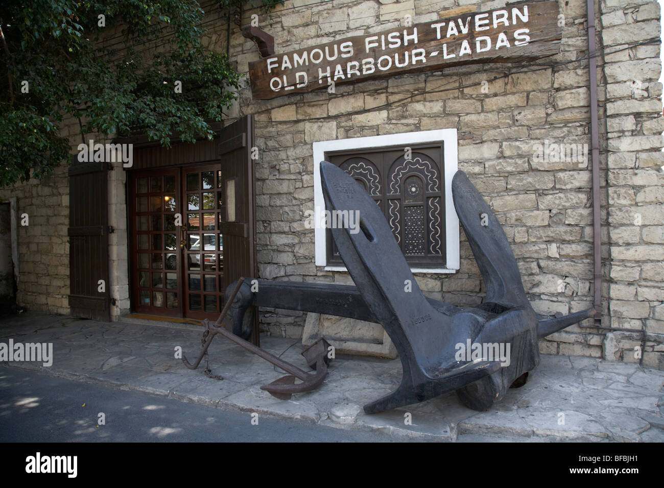 Elemento di ancoraggio al di fuori del vecchio famosa taverna di pesce vecchio porto di Limassol ladas lemesos repubblica di Cipro in Europa Foto Stock