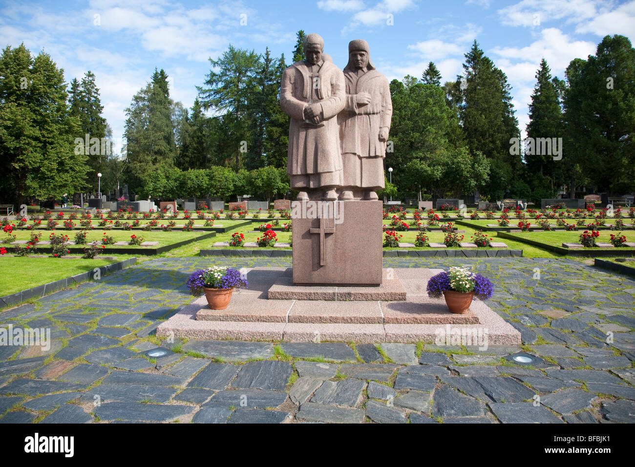 Memorial statua e le tombe di soldati morti in inverno finlandese la guerra e la seconda guerra mondiale , Oulu FINLANDIA Foto Stock