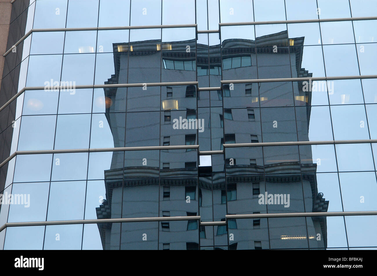 Riflessione sul vetro di finestre di un edificio nella città di São Paulo, Brasile. 23/10/2009 a 08:09am di venerdì. Foto Stock