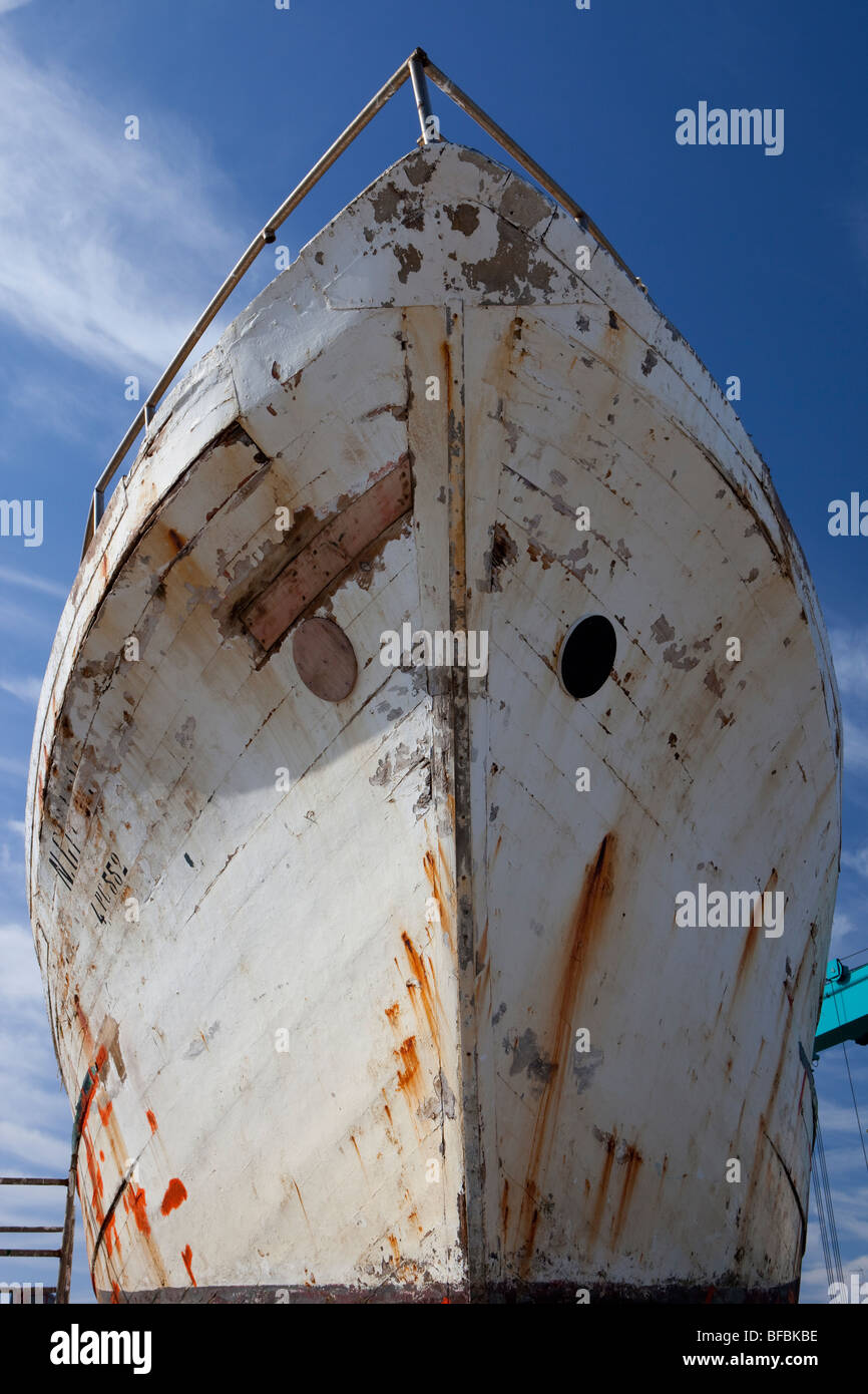 Prua di un bianco arrugginito vecchia barca Foto Stock