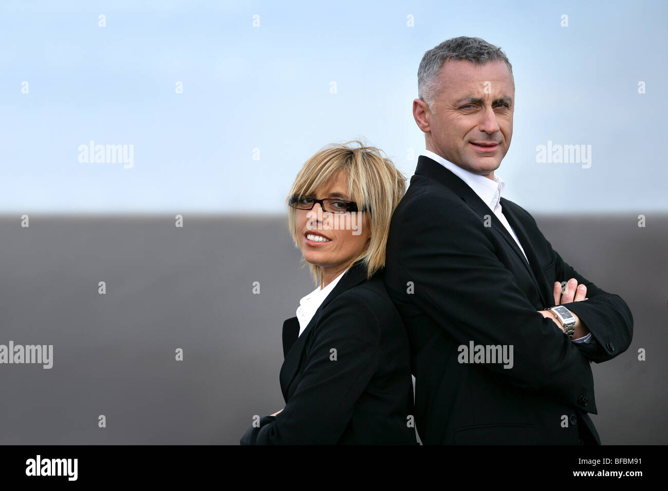 Azienda giovane di schiena su una strada Foto Stock