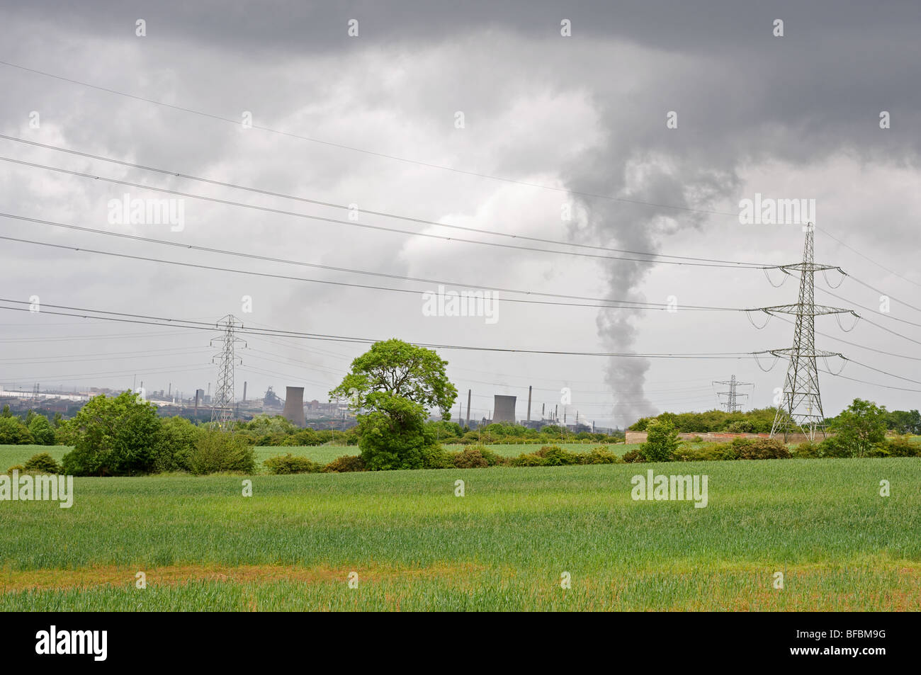 Fumo che sale fino da una centrale elettrica a gas, Middlesbrough, Cleveland, Inghilterra del Nord Est. Foto Stock