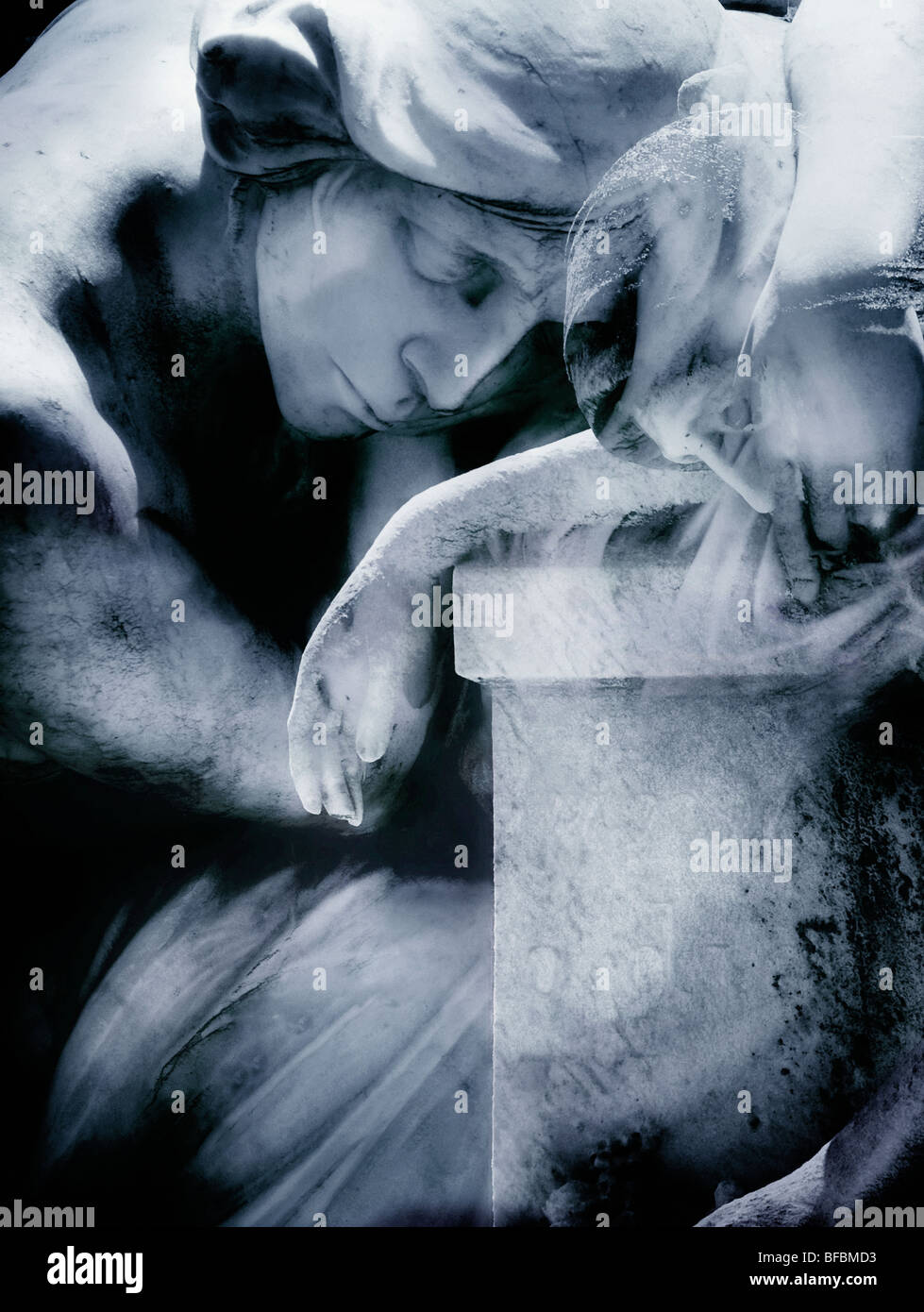 Morte e dolore in statue di una giovane donna fotografico digitale arte montage dalla collezione indigomoods uso editoriale Foto Stock