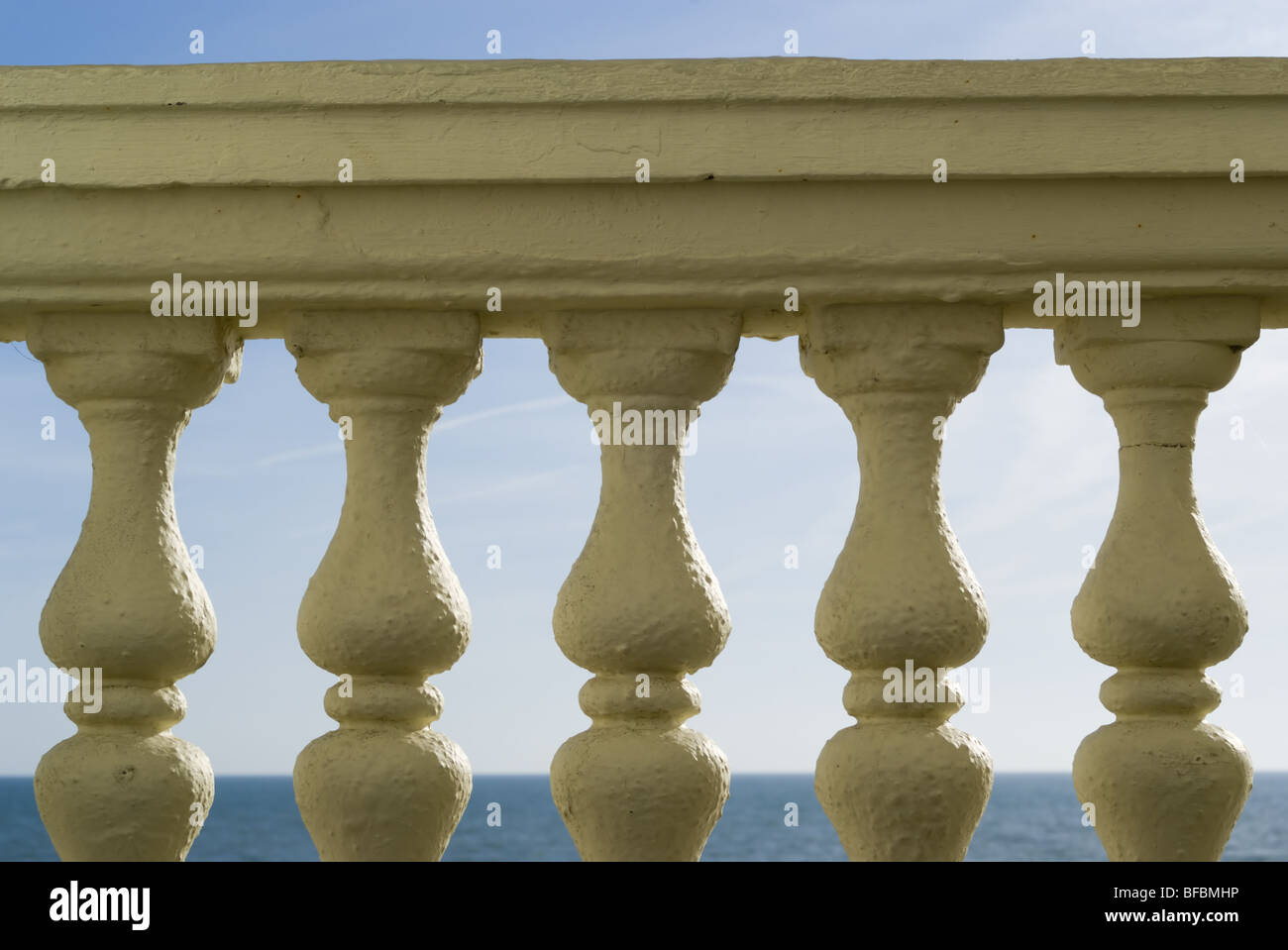 Close up di pietra ringhiere balcone che guarda al mare con cielo blu Foto Stock