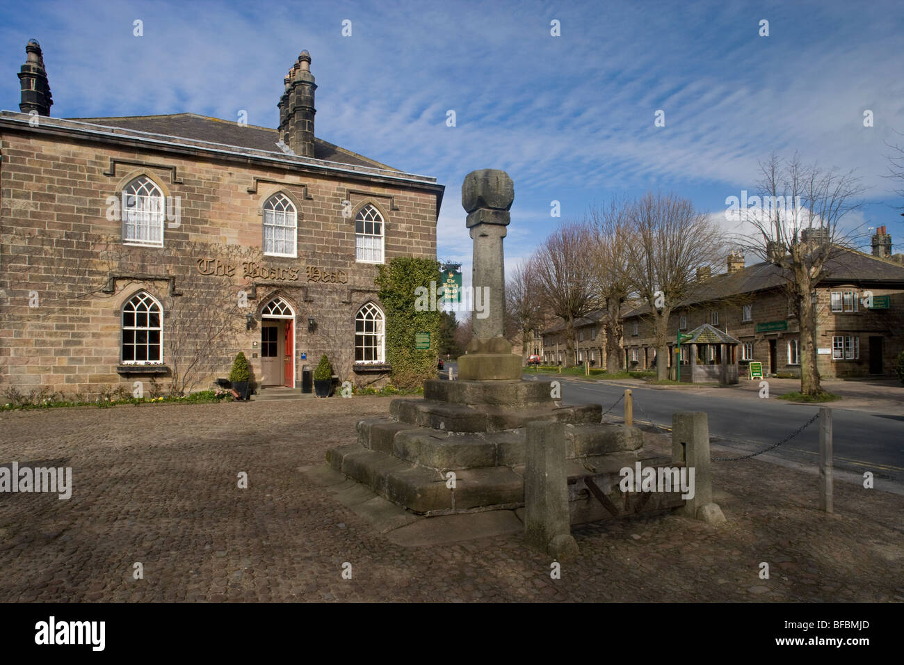 Ripley Village, North Yorkshire - il villaggio di scorte, croce e il cinghiale testa dell'Hotel. Foto Stock