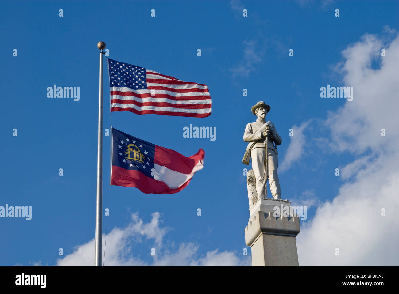 Soldato confederato monumento con la Georgia state flag, moultrie, georgia, Stati Uniti d'America Foto Stock