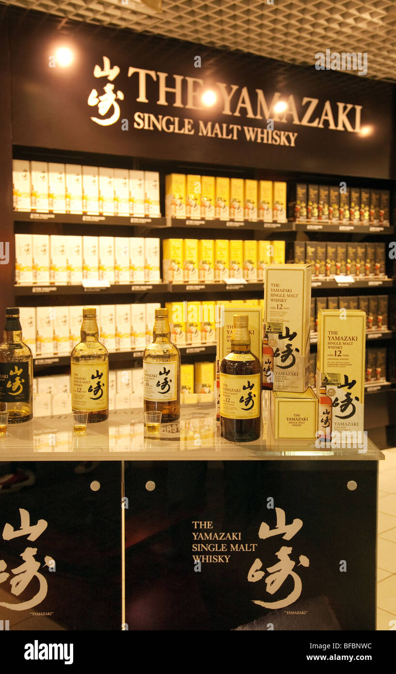 Un negozio duty free display del giapponese Yamasaki single malt whisky, Terminal Uno, l'aeroporto di Heathrow London REGNO UNITO Foto Stock