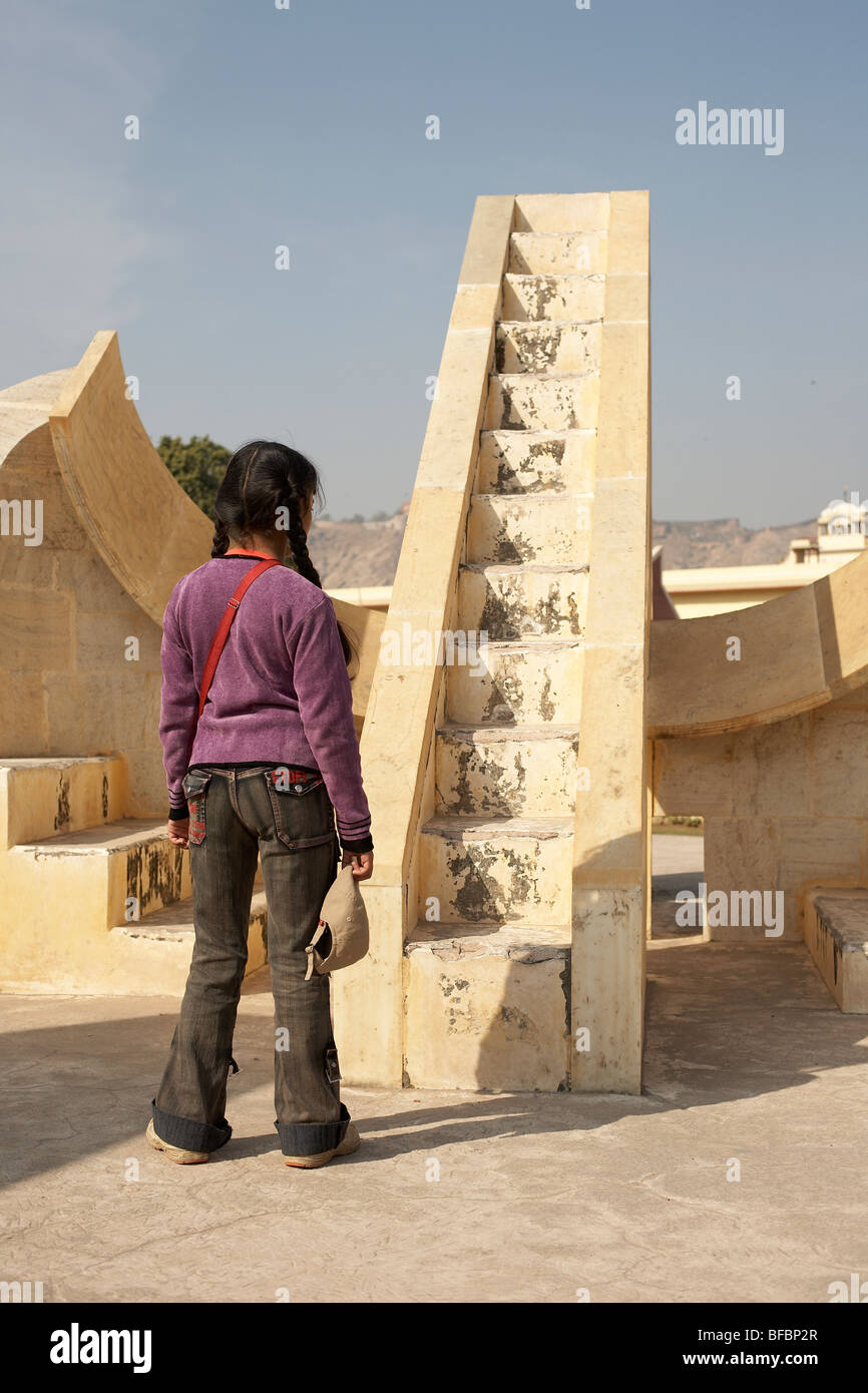 Ragazza guardando la scala Jantar Mantar observatory Foto Stock