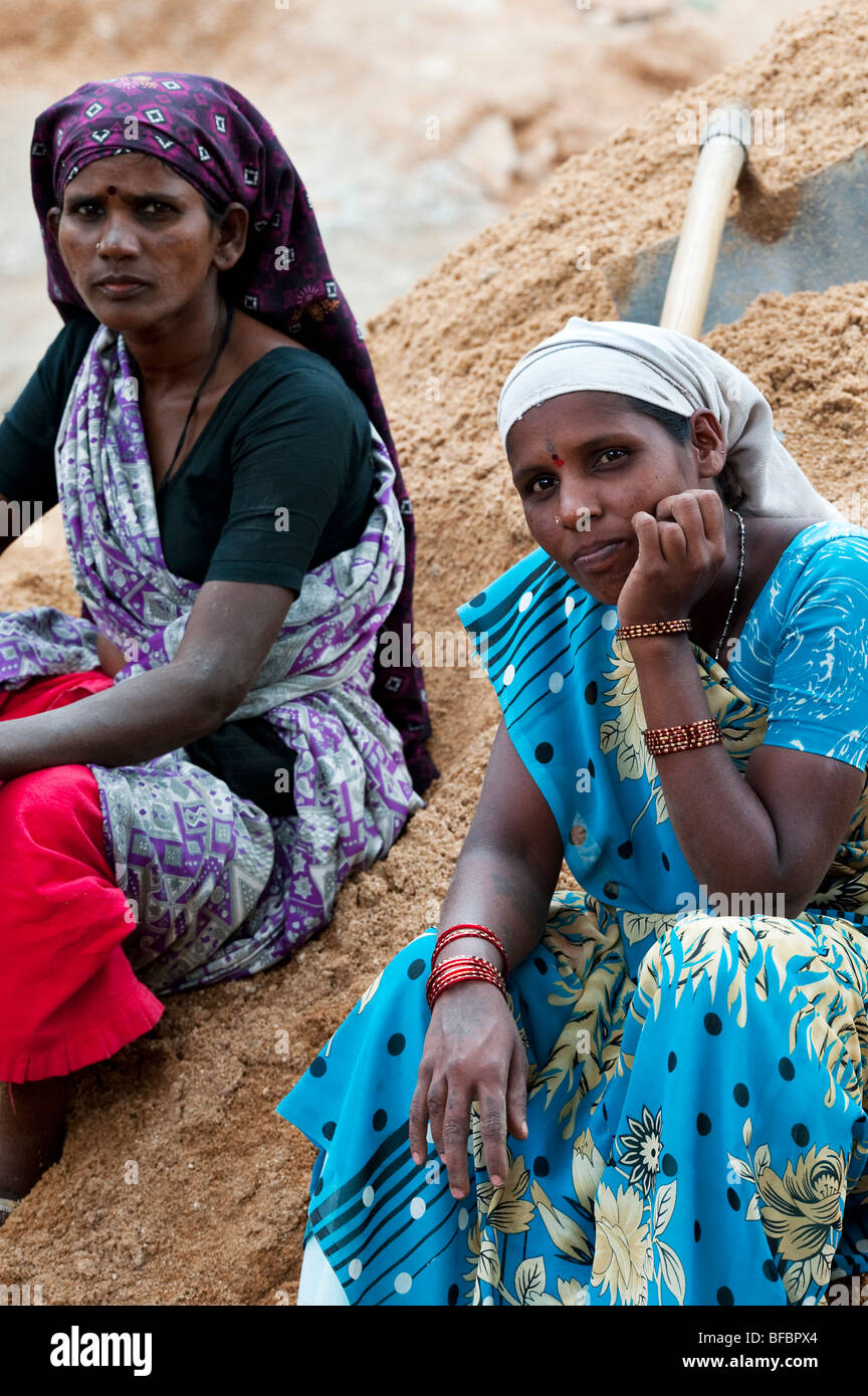 Le donne indiane lavorando sulle strade in Puttaparthi, Andhra Pradesh, India Foto Stock