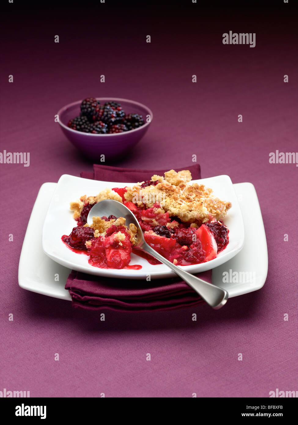 Blackberry e apple crumble Foto Stock