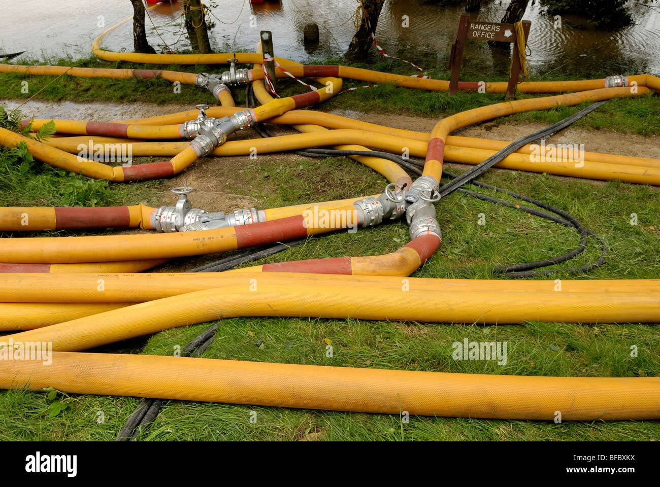 Fire & Rescue Service High Volume pompe e tubo flessibile usato per rilasciare acqua di inondazione costruire da dietro una indebolita e traboccante di dam Foto Stock