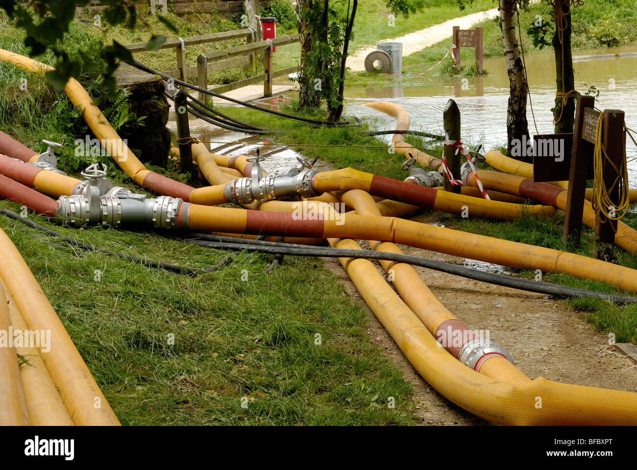 Fire & Rescue Service High Volume pompe e tubo flessibile usato per rilasciare acqua di inondazione costruire da dietro una indebolita e traboccante di dam Foto Stock