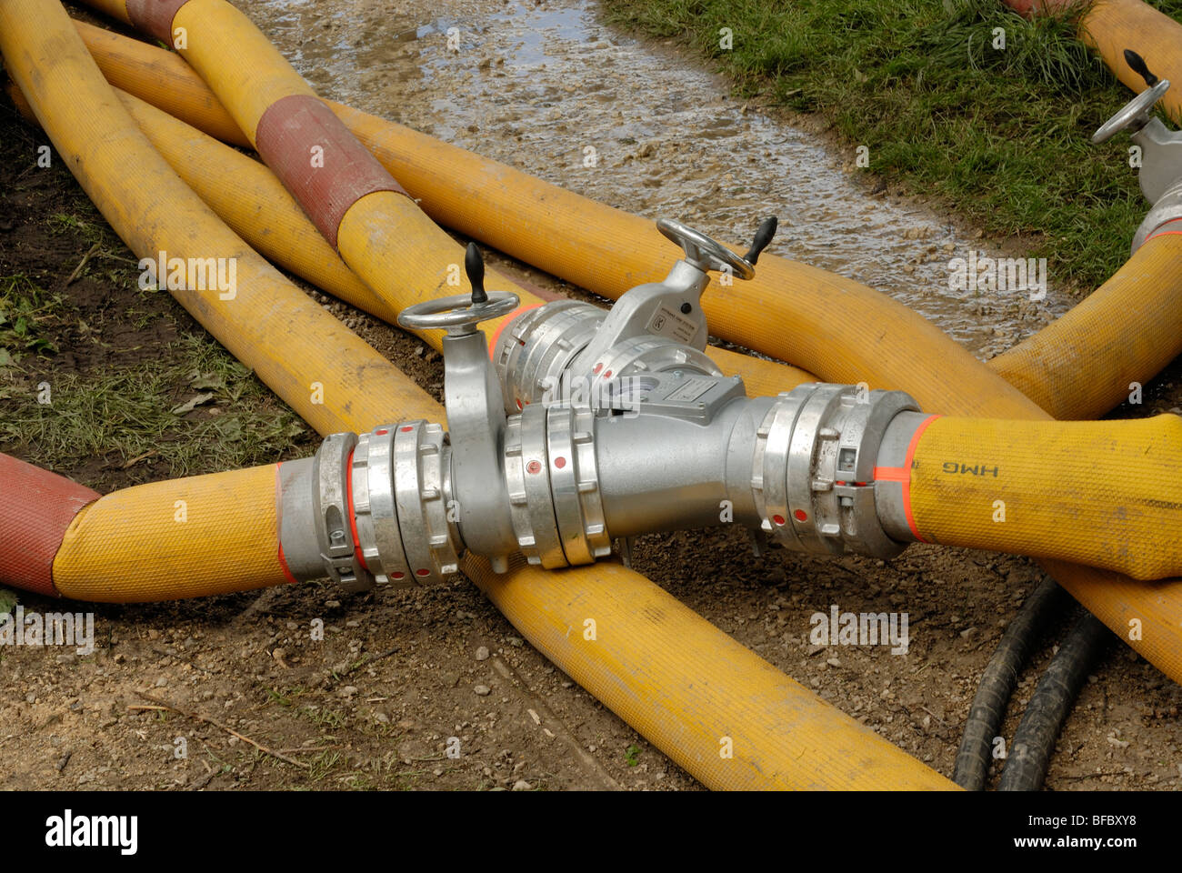 Fire & Rescue Service High Volume pompe e tubo flessibile usato per rilasciare acqua di inondazione costruire da dietro una indebolita e traboccante di dam Foto Stock