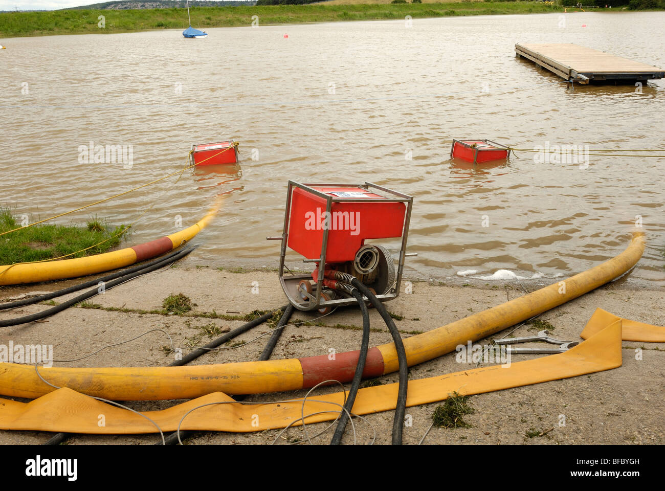 Fire & Rescue Service High Volume pompe e tubo flessibile usato per rilasciare acqua di inondazione costruire da dietro una indebolita e traboccante di dam Foto Stock