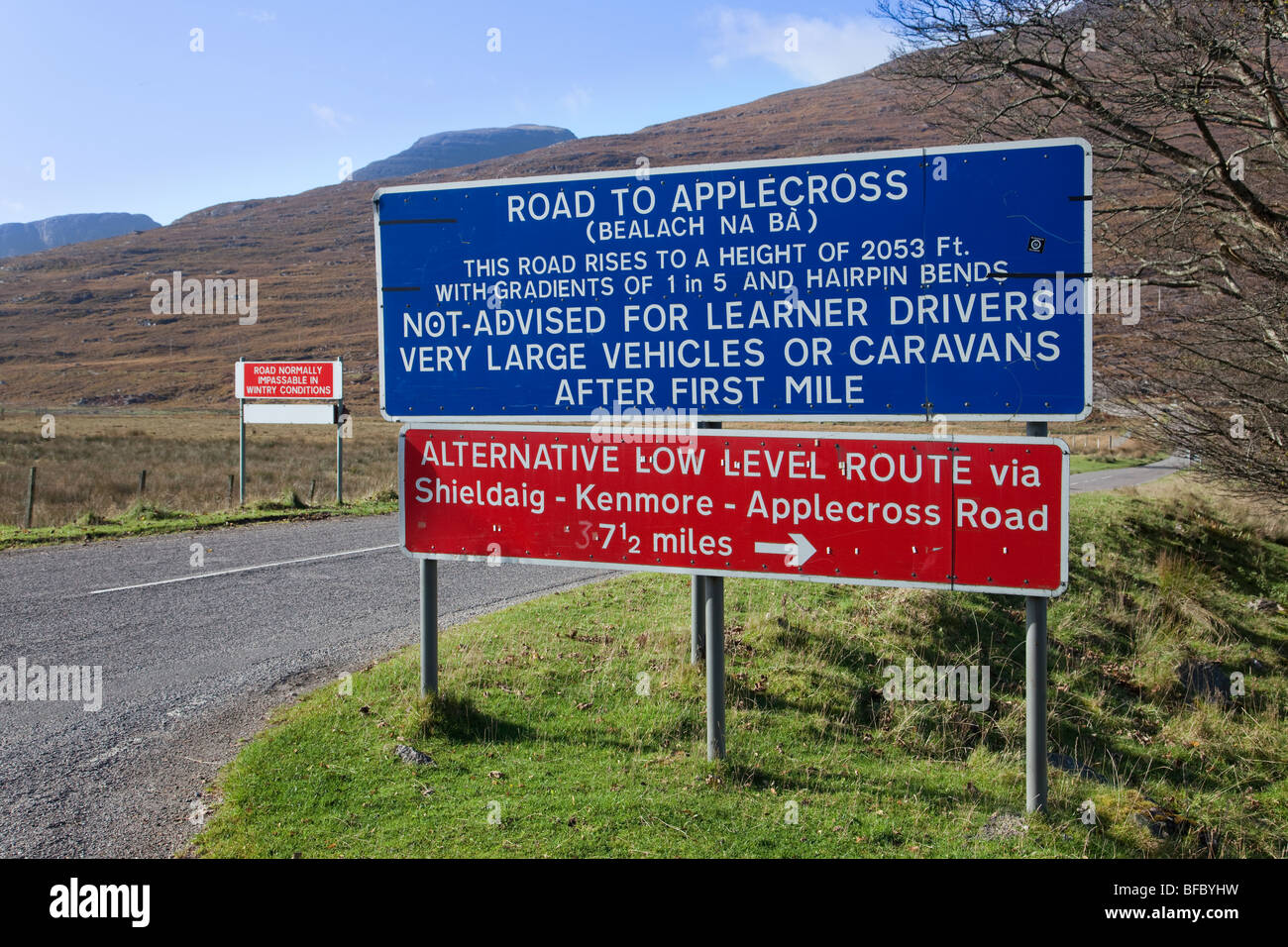 Segnale di avvertimento per la strada di Applecross (Bealach Na Ba) Foto Stock