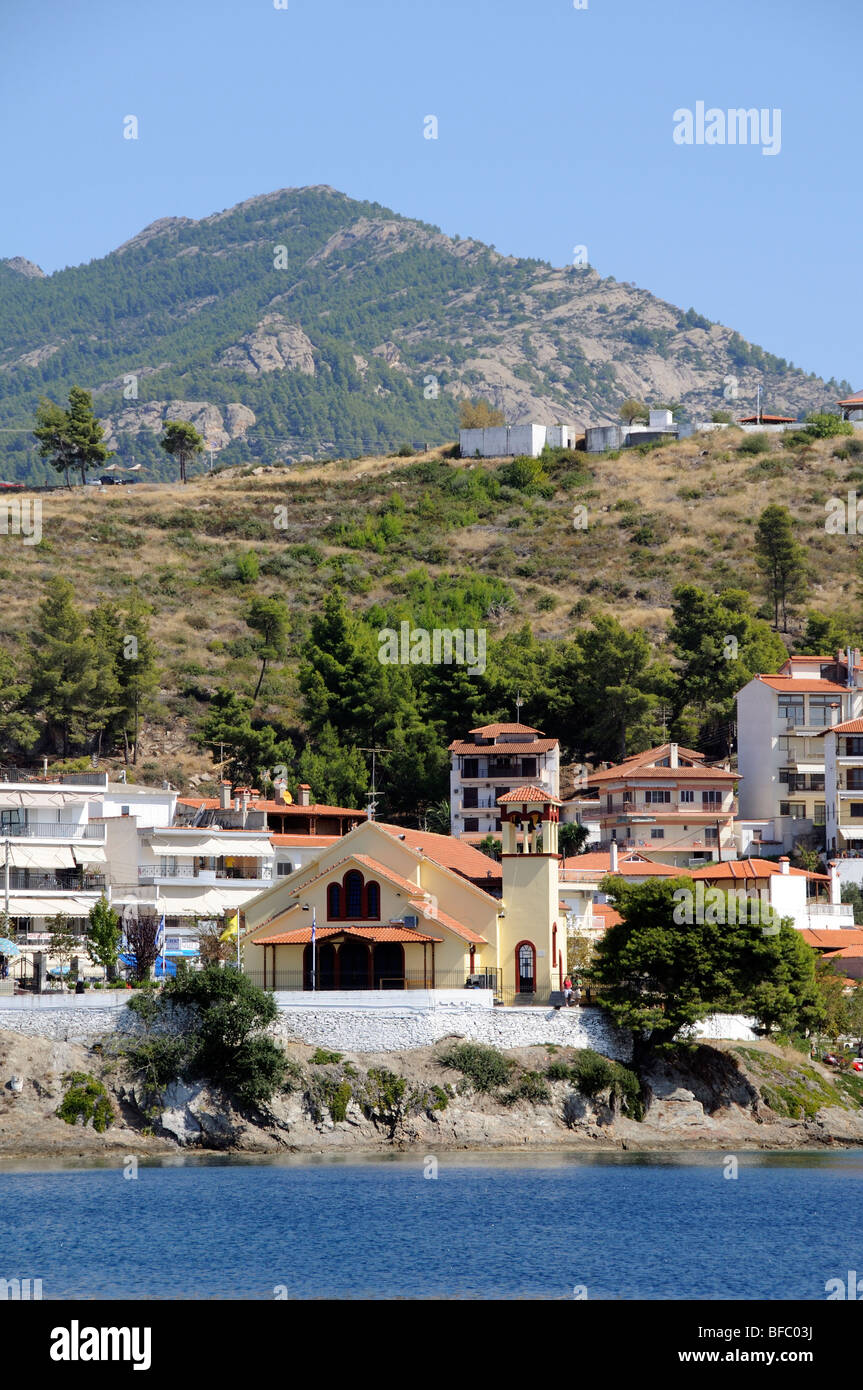 Greco porto di pesca e mare holiday resort Neos Marmaros nella regione di Sithonia Grecia settentrionale Foto Stock