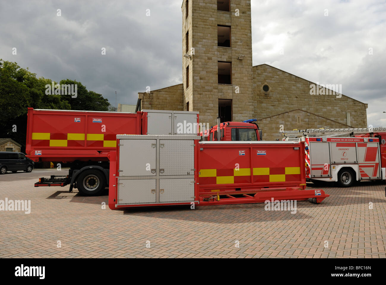 Fire & Rescue Service High Volume pompe e tubi flessibili i moduli utilizzati in incidenti di allagamento Foto Stock