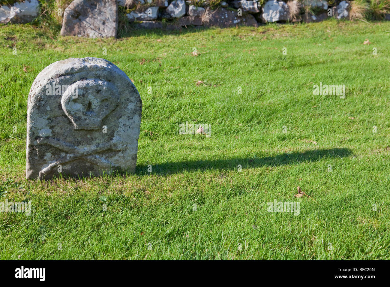 Cranio e osso sculture su pietra tombale presso la vecchia chiesa parrocchiale, Applecross Foto Stock Cranio e osso sculture su pietra tombale presso la vecchia chiesa parrocchiale, Applecross Foto Stock