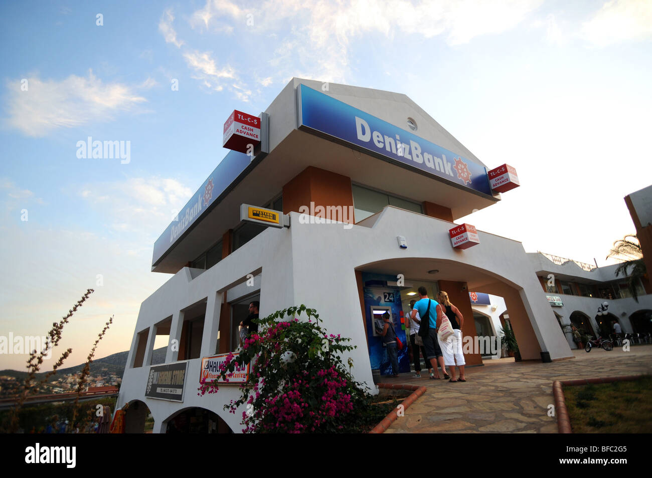 I turisti in coda per utilizzare la banca Denzi punto di contanti a Kalkan Foto Stock