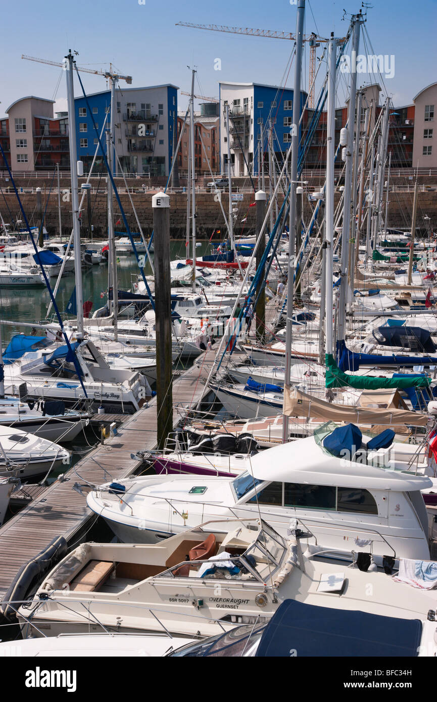 Jersey Saint Helier Elizabeth porto marina barche ormeggiate Foto Stock