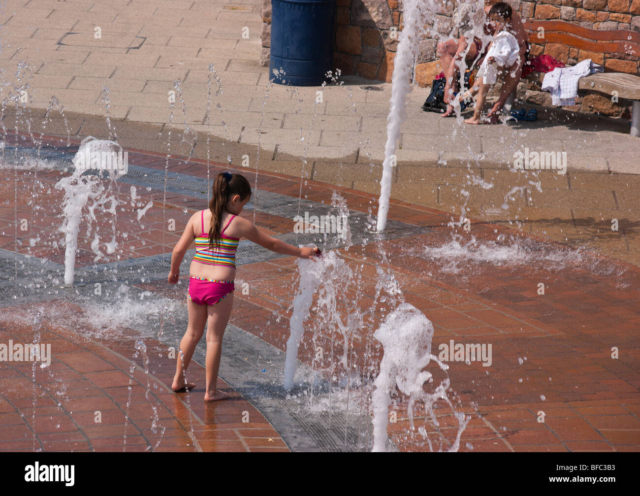 Jersey Saint Helier ragazza che gioca nella fontana Foto Stock