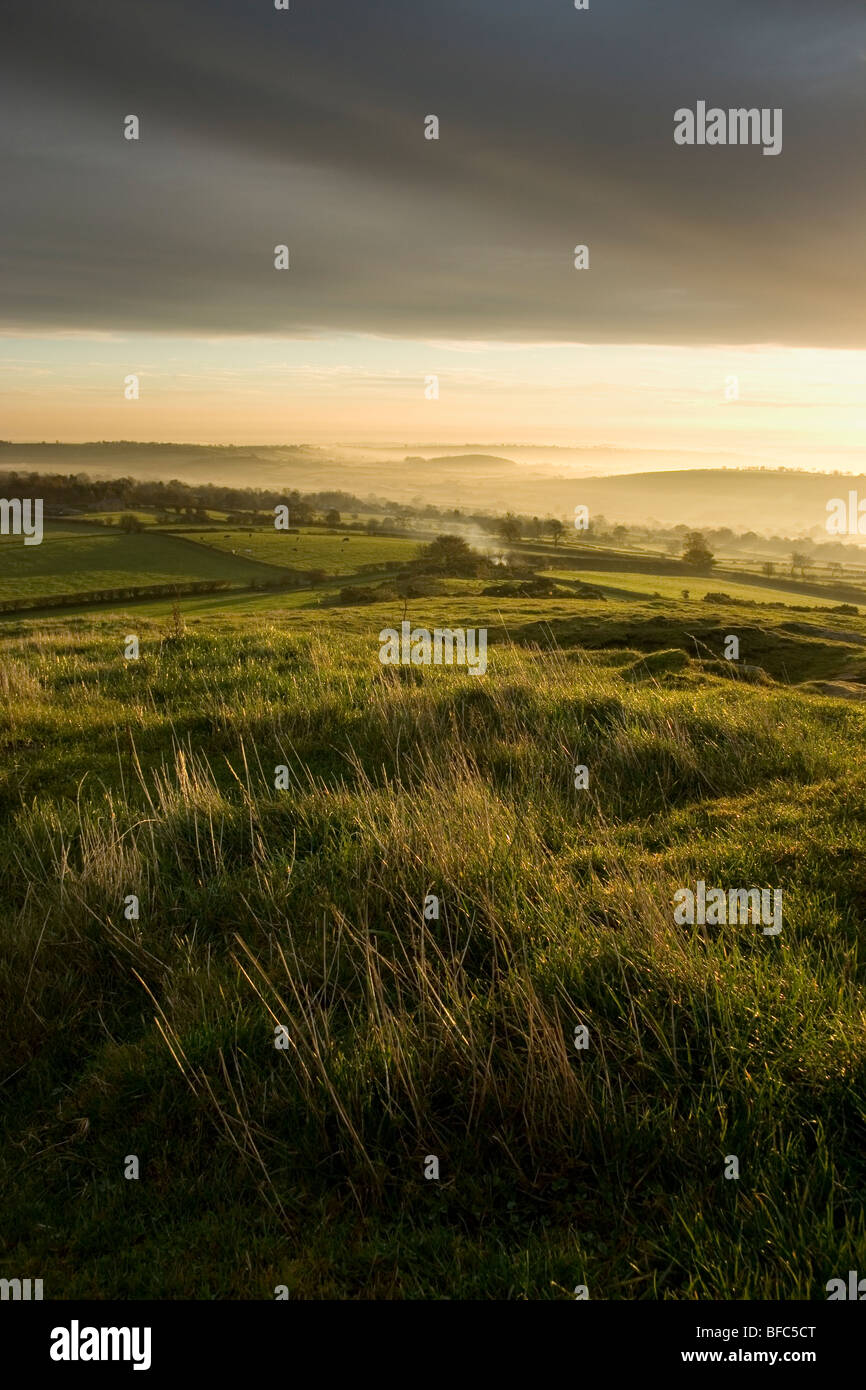 Sunrise, e la nebbia riempie la valle di Wharfedale da North Rigton, vicino a Harrogate nel North Yorkshire, Regno Unito Foto Stock
