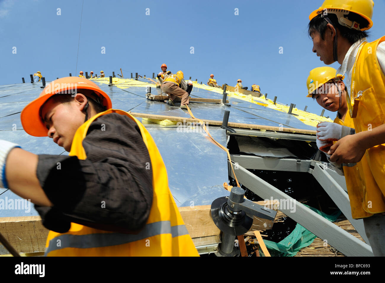 Lavoratori cinesi sul sito di costruzione del World Expo 2010 a Shanghai in Cina. 15-ott-2009 Foto Stock