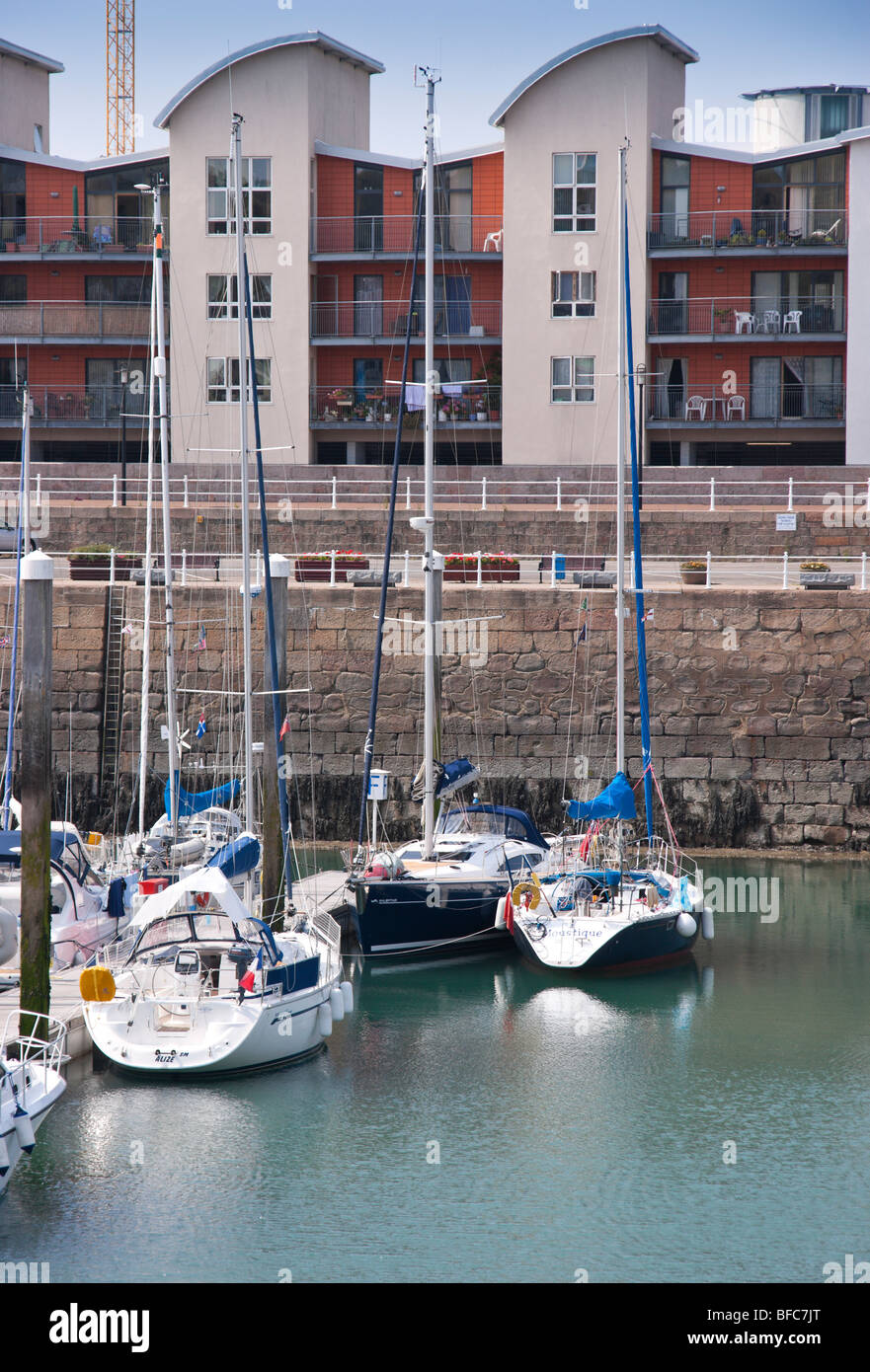 Jersey - Saint Helier Elizabeth porto marina barche ormeggiate e waterside housing development Foto Stock