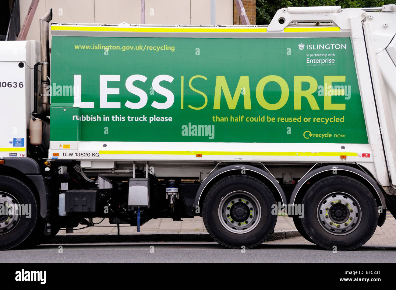 Veicolo di scarto con slogan che dice meno è più stampato sul lato nel tentativo di far riciclare le persone, Islington Londra Inghilterra Regno Unito Foto Stock
