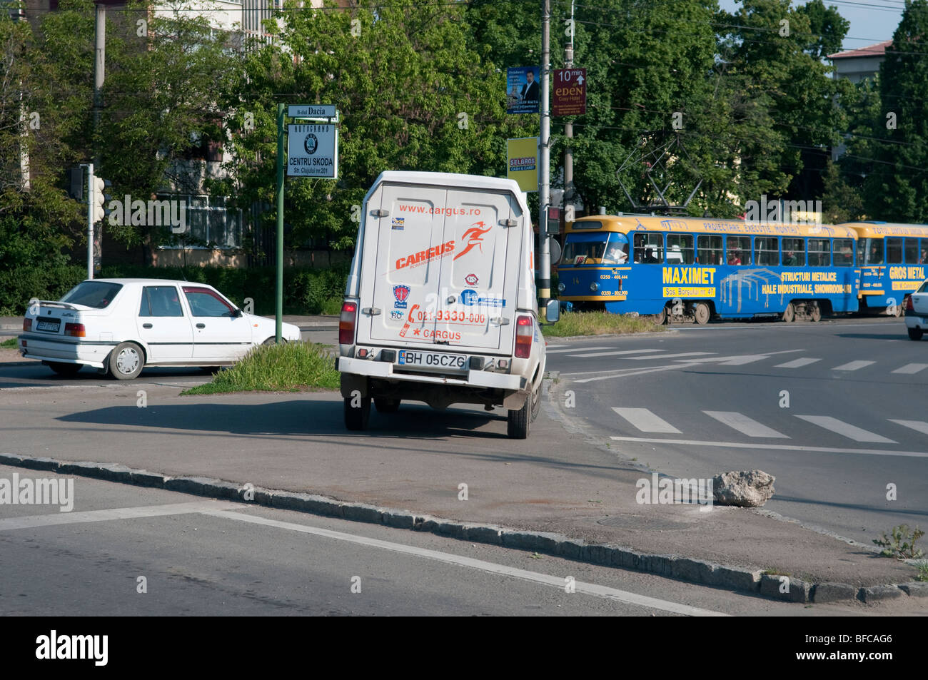 Parcheggiati illegalmente corriere bianco van sul marciapiede a Debrecen Ungheria Europa orientale Foto Stock