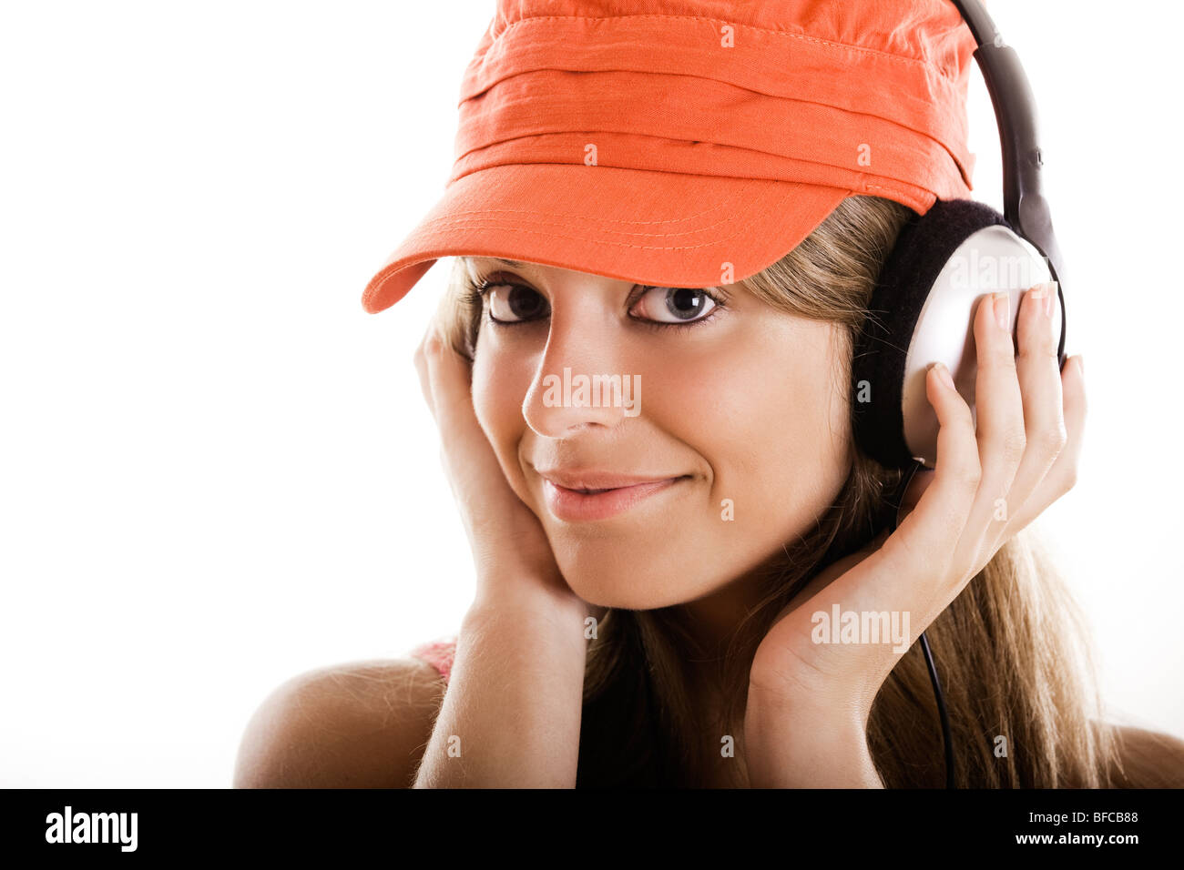 Bella giovane donna ascoltare musica isolato su bianco Foto Stock