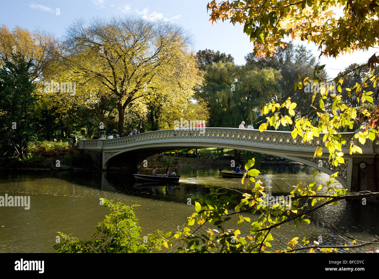 La ghisa ponte di prua da Calvert Vaux, al Central Park di New York City Foto Stock