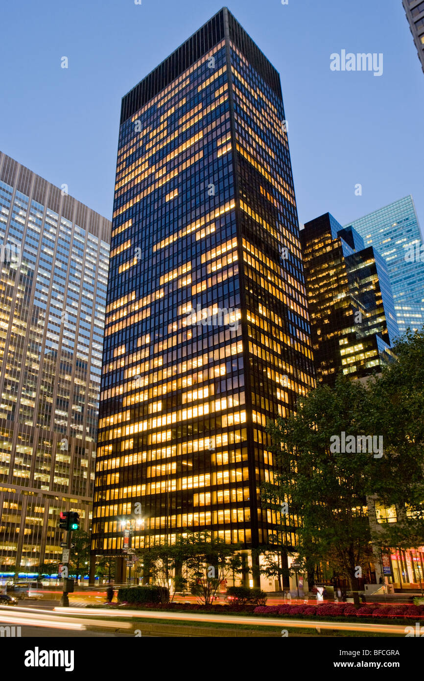 Seagram Building, Philip Johnson, Mies van der Rohe, in stile internazionale, primo edificio con finestre da pavimento a soffitto, New York City Foto Stock